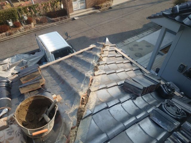 明石市で棟の積み直し工事における瓦のバラシ